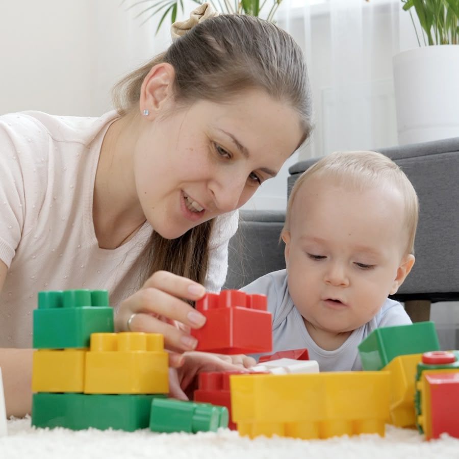 Bebé jugando