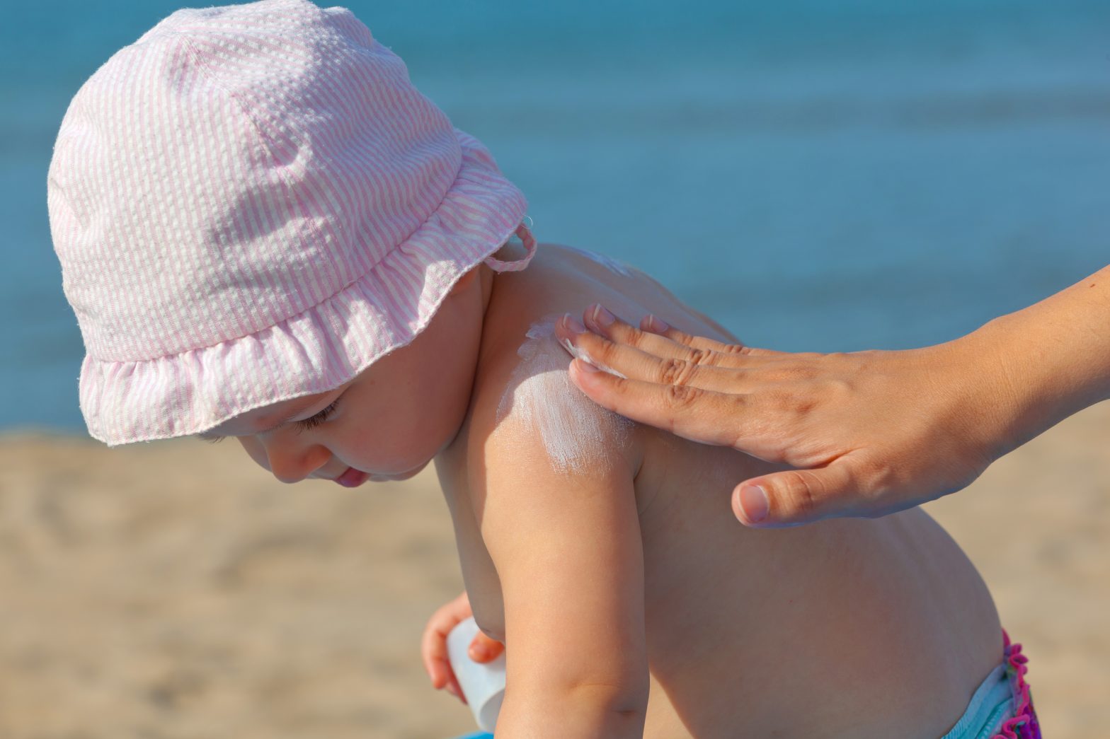 Cómo proteger del sol y del calor a los niños de 0 a 3 años este verano